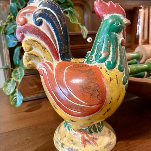 12” RUSTIC, STONEWARE ROOSTER FEATURING A BEAUTIFUL DISPLAY OF COLOR. - Picture 5 of 8